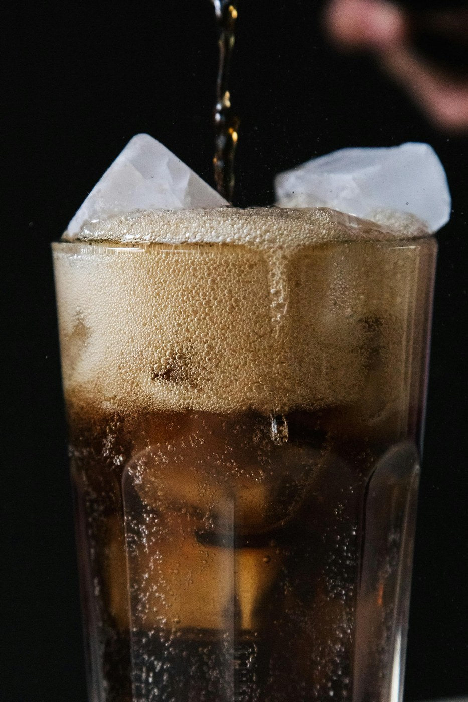 Refresco con hielo siendo servido - Bebidas Tas Loco Muchacho Punta del Este