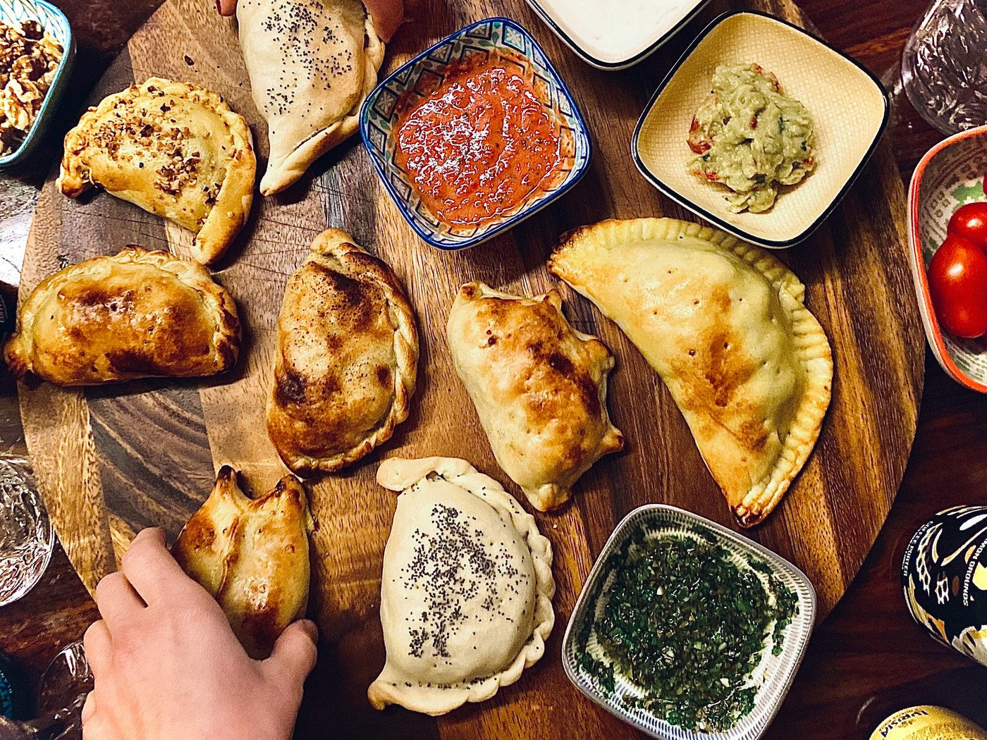 Empanadas artesanales con salsas en tabla de madera - Combos Tas Loco Muchacho Punta del Este