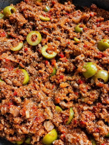 Relleno jugoso de carne con aceitunas verdes en empanada artesanal - Tas Loco, Muchacho!
